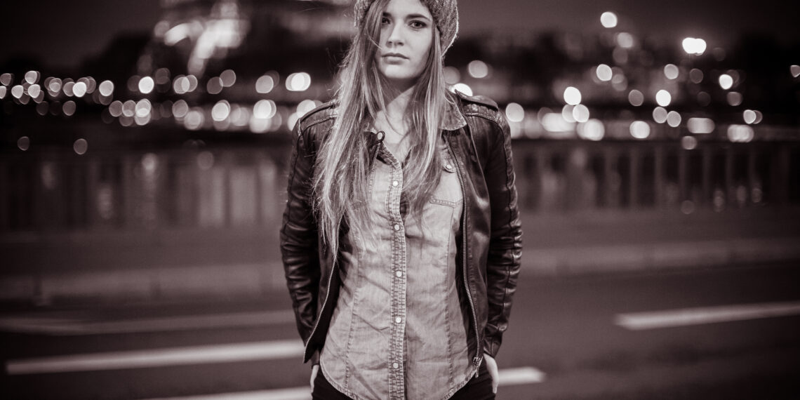OCEANE GONZALEZ, TOUR EIFFEL, NOIR ET BLANC, GOKHAN ALTINTAS PHOTOGRAPHY